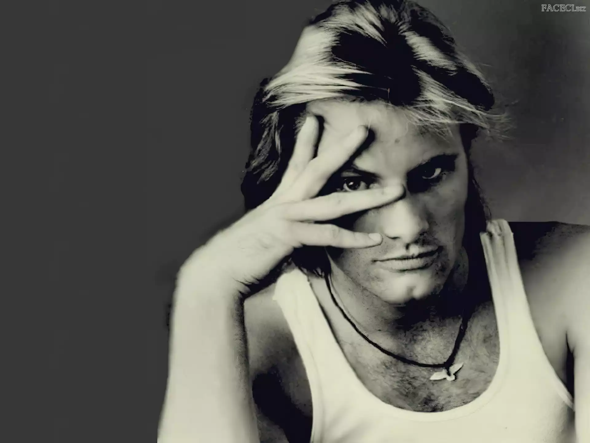 Viggo Mortensen, biała koszulka